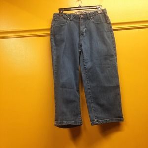 IZOD - JUST RIGHT CROP - WOMEN'S MEDIUM WASH CROPPED CAPRI JEANS - SIZE 6